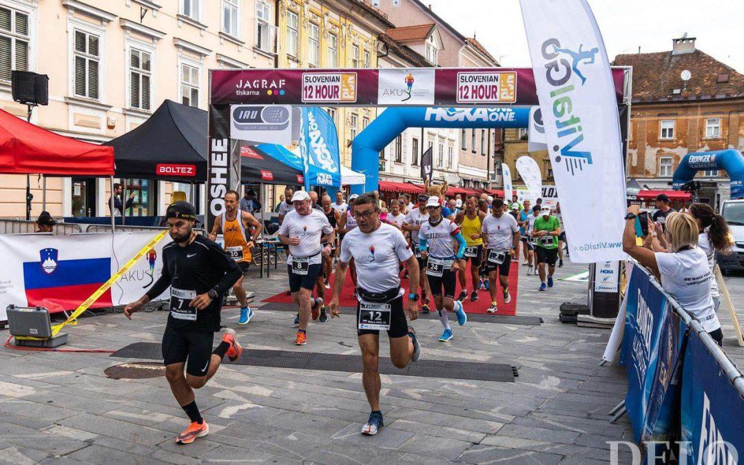 Zmagovalca Slovenskega 12- urnega teka sta Nataša Robnik in Domen Kozjek (Delo, Polet, 24.8.2021)